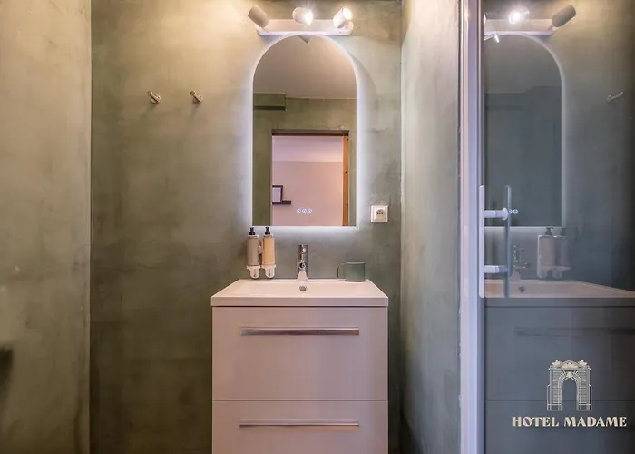 Madame 3* בורדו